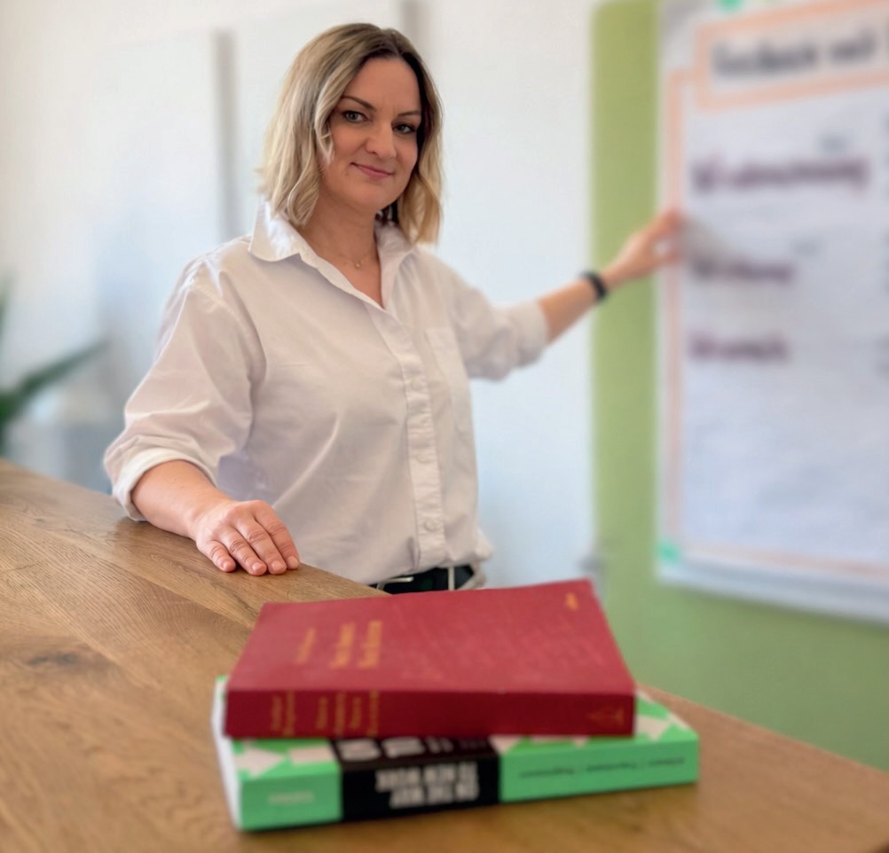 Anja im Büro mit Fachbüchern