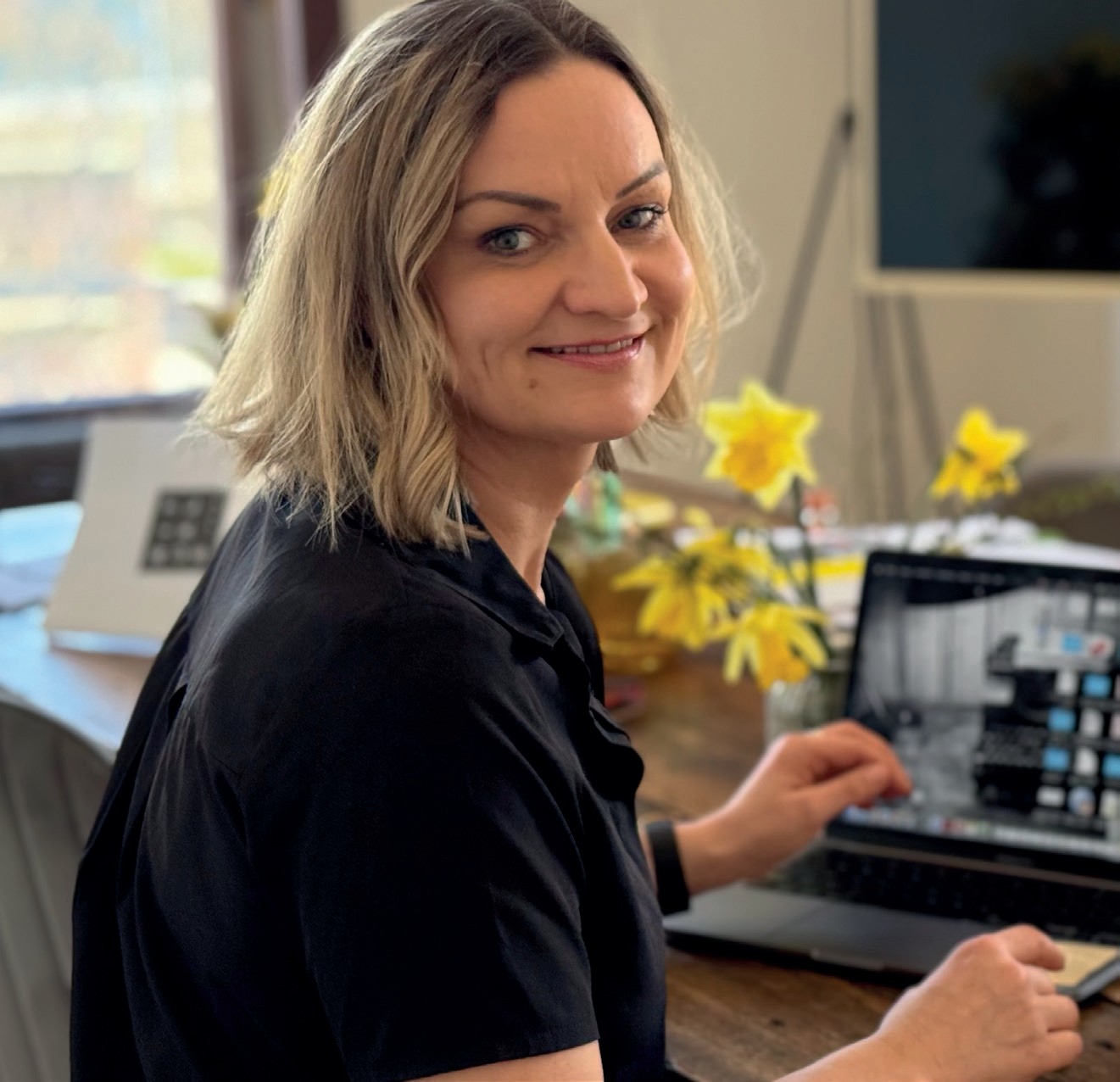 Anja am Schreibtisch mit Notizen