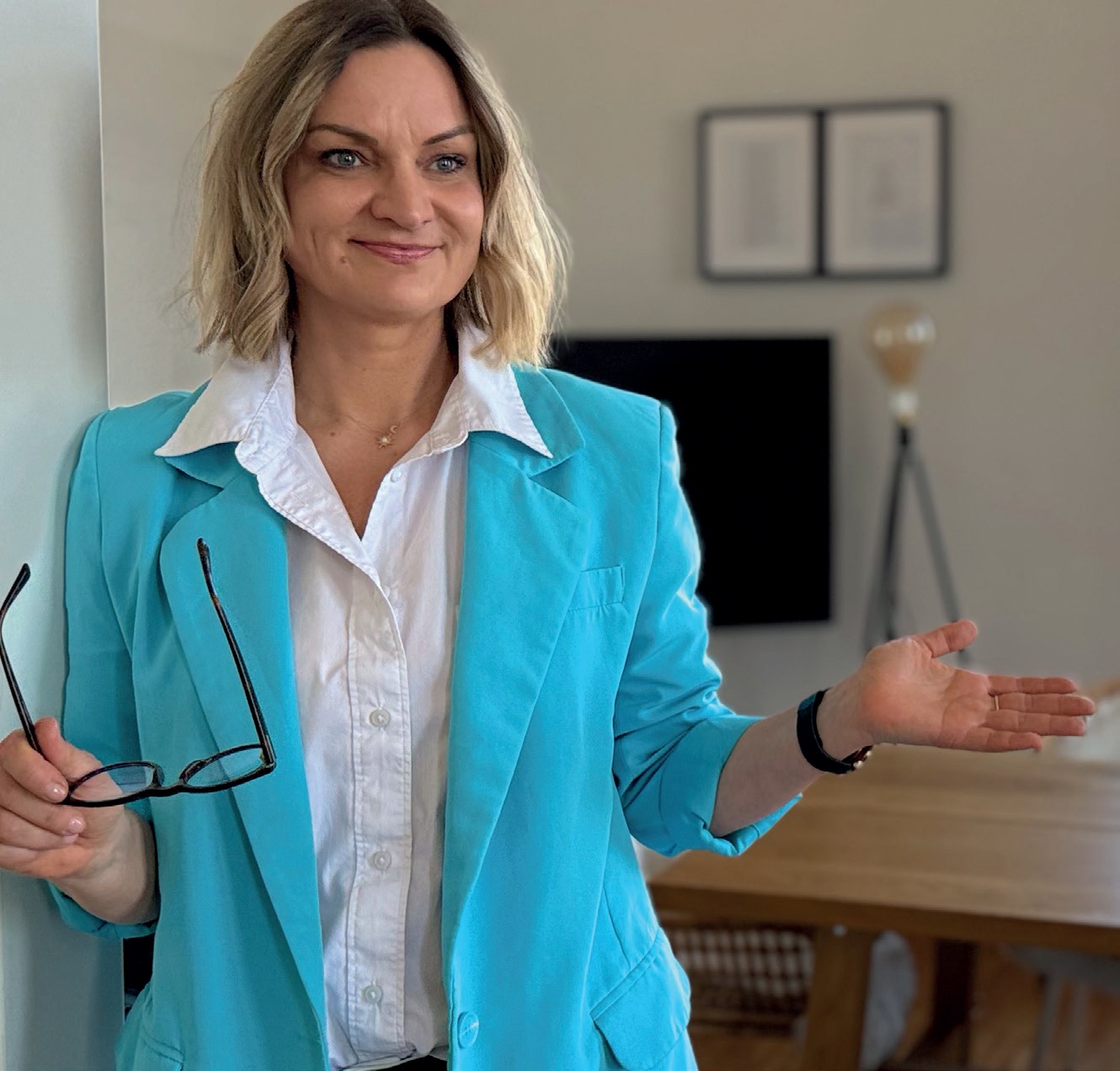 Anja im türkisen Blazer, einladend